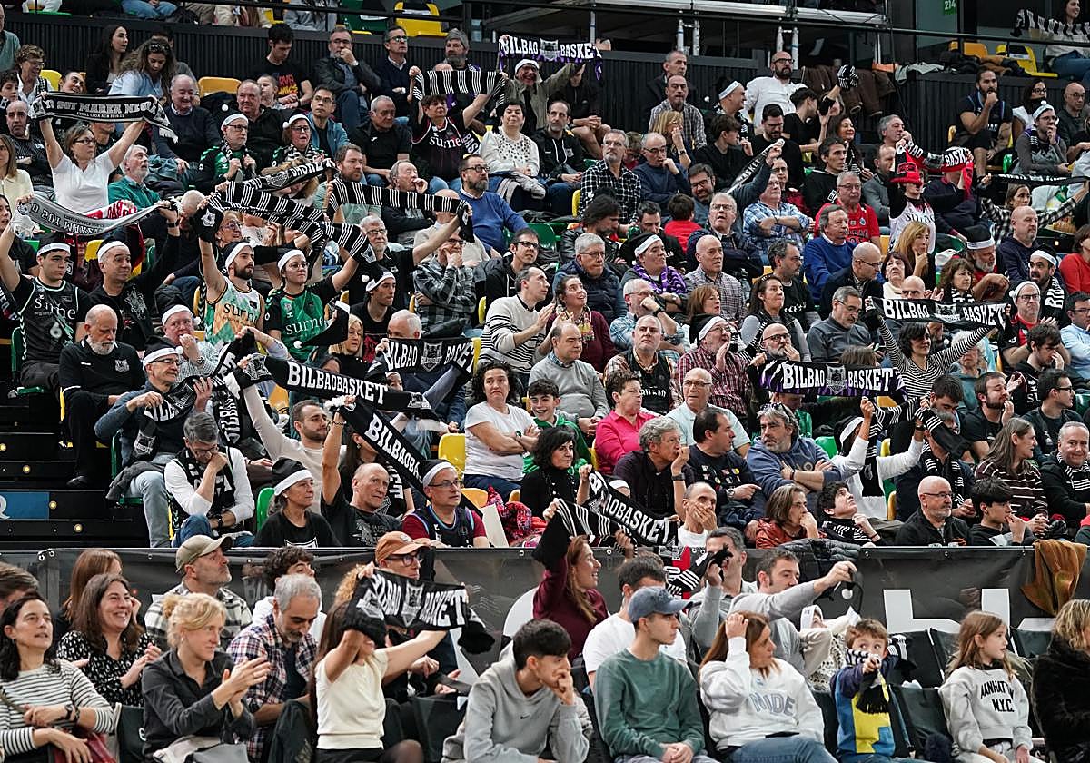 La afición del Surne durante un partido en Miribilla